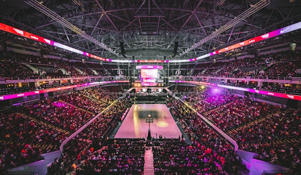 NBA季后赛集锦：勇士对阵湖人，库里三分绝杀瞬间，大通中心球迷沸腾